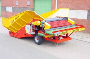 Vegetable soil cleaning devices